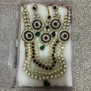 Red and green gold necklace